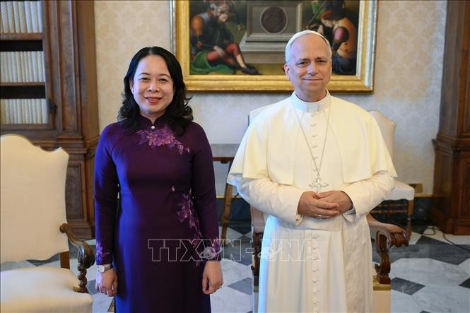 Vice State President Vo Thi Anh Xuan (L) and Pope Leo XIV at the Vatican (Photo: VNA)