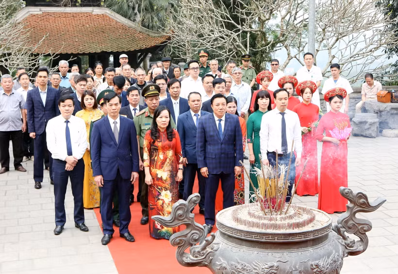 Vice Chairman of the Phu Tho provincial People's Committee Nguyen Huy Ngoc and other delegates offer incense at the Mau Au Co Temple. (Photo: VNA)