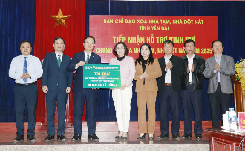 Representatives from Yen Bai province receive a symbolic plaque of a 36 billion VND donation from BIDV for eradicating temporary and dilapidated houses. (Photo: VNA)