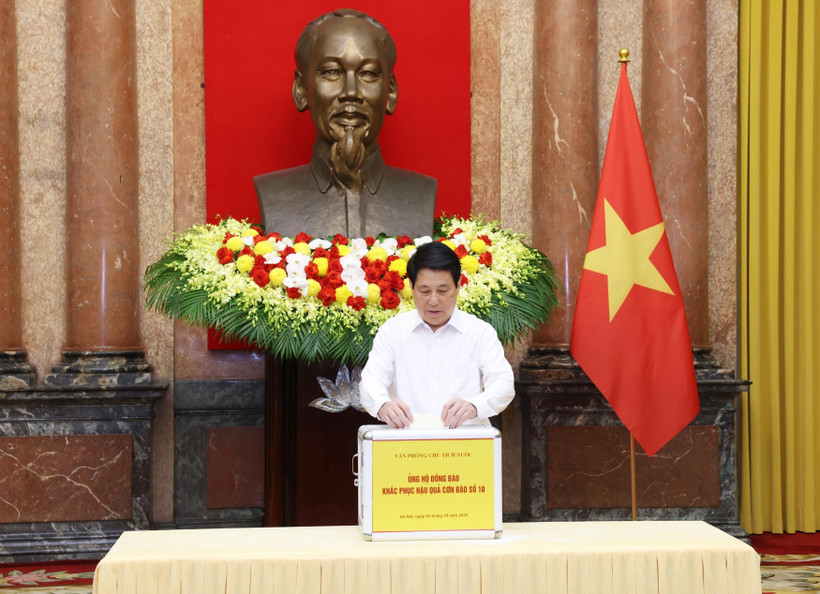 State President Luong Cuong donates to support those affected by Typhoon Bualoi. (Photo: VNA)