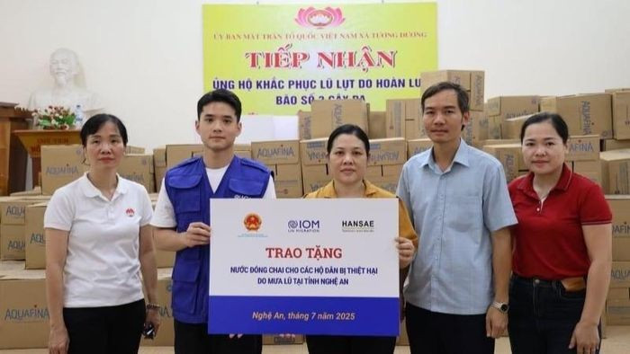As many as 3,655 cartons of bottled water are distributed to residents in storm-affected areas of the central province of Nghe An (Photo: VNA)