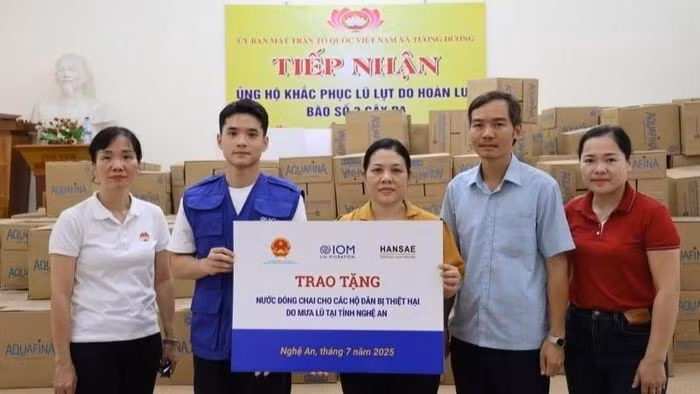 As many as 3,655 cartons of bottled water are distributed to residents in storm-affected areas of the central province of Nghe An (Photo: VNA)