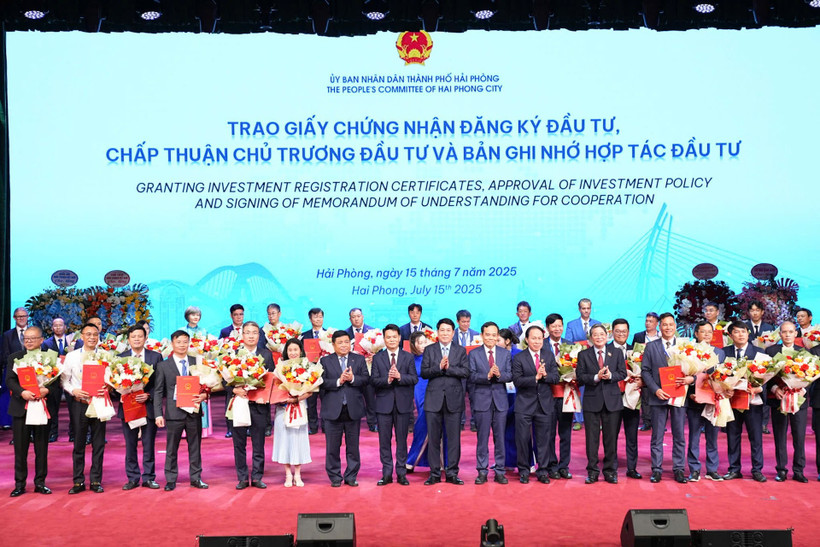 Hai Phong grants investment registration certificates, in-principle approvals, and top-ranking memoranda of understanding on investment cooperation. (Photo: VNA)