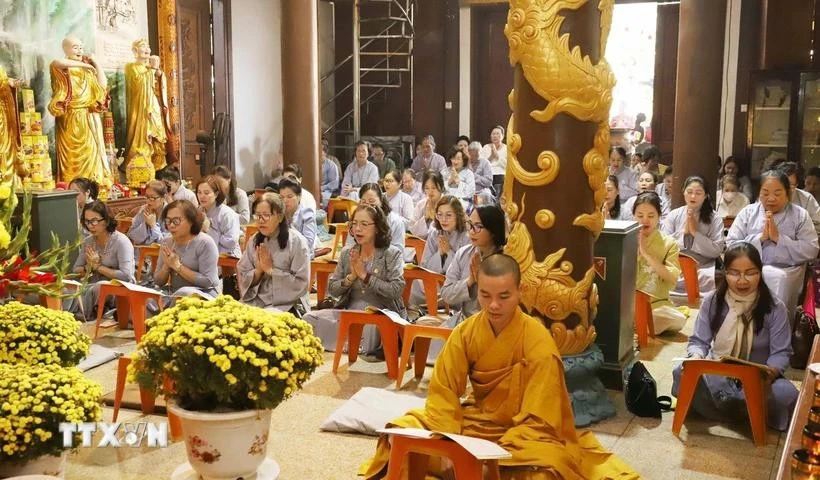 Vietnamese Buddhists and expatriates at Phat Tich Pagoda in Vientiane (Photo: VNA)