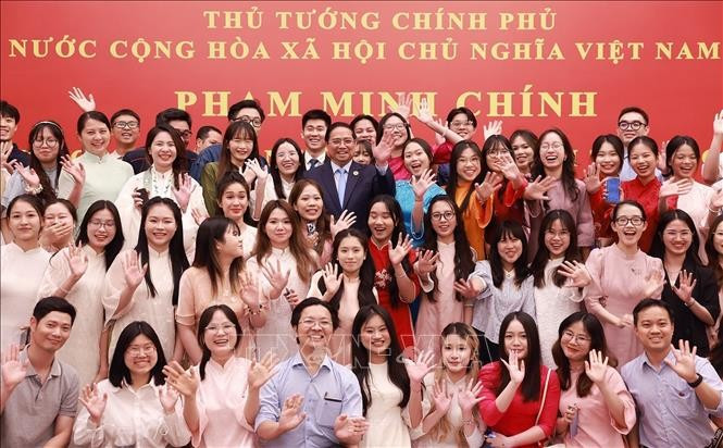 Prime Minister Pham Minh Chinh and representatives of the Vietnamese community and students from Beijing, Tianjin, and Hebei at the meeting. (Photo: VNA)