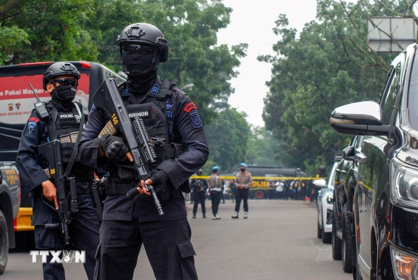 Police stand guard outside a police station in Bandung, Indonesia. (Photo: AFP/VNA)