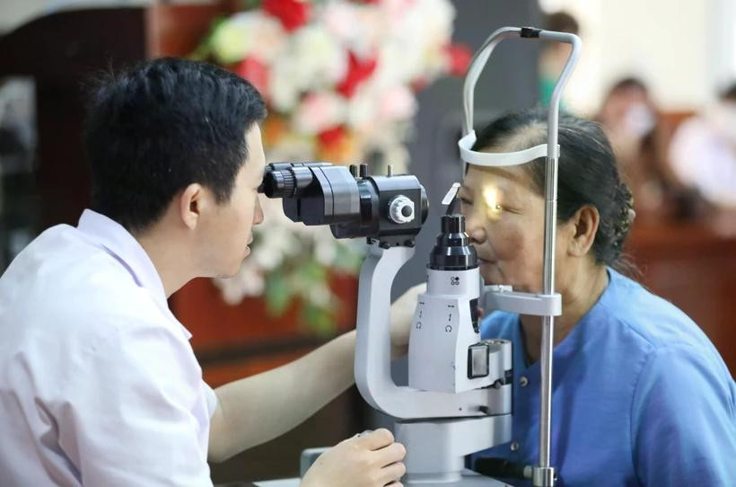 Eye check-up for an elderly woman. (Photo: VNA)