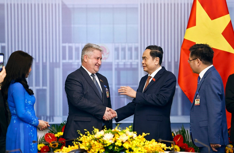 NA Chairman Tran Thanh Man (right) on April 29 hosts Vice Chairman of the House of Representatives of the National Assembly of Belarus Ipatau Vadzim (Photo: VNA)