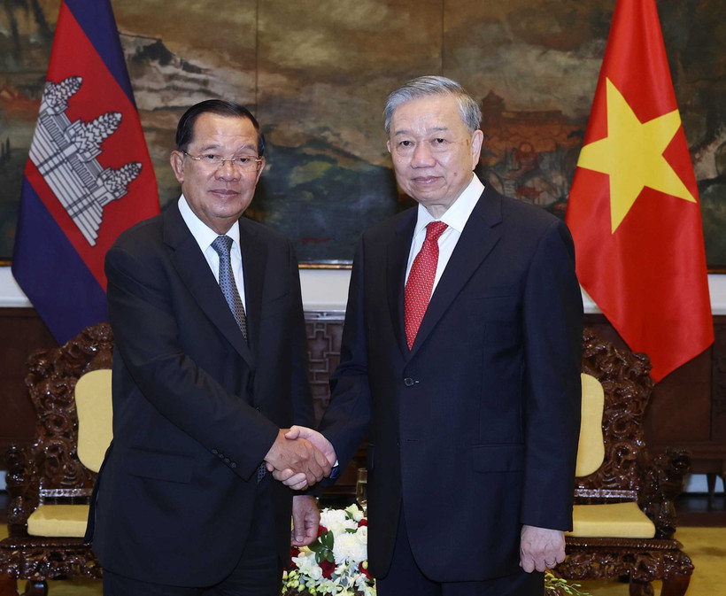 Party General Secretary To Lam (right) meets with Cambodian People's Party (CPP) President Hun Sen in Ho Chi Minh City on April 29 (Photo: VNA)