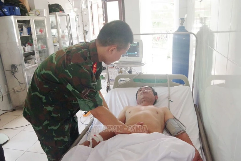 Truong Sa island infirmary treats fisherman for gastrointestinal bleeding. (Photo: VNA)