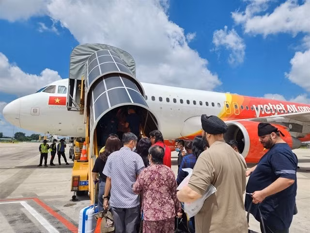 Passengers board a Vietjet plane. (Photo courtesy of Vietjet)
