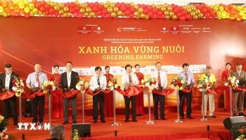 Delegates cut the ribbon to open the expo. (Photo: VNA)