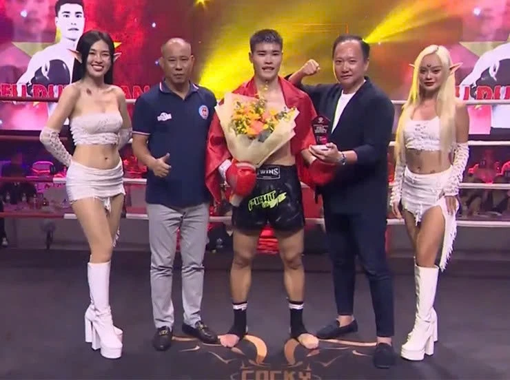 Kieu Duy Quan (in the middle) is a rising star in martial arts (Photo: webthethao)