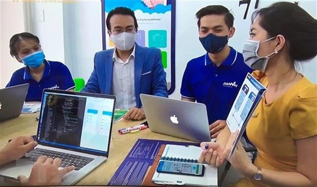 A meeting at a start-up company. Vietnamese startups are banks' new focus. (Photo: VNA)