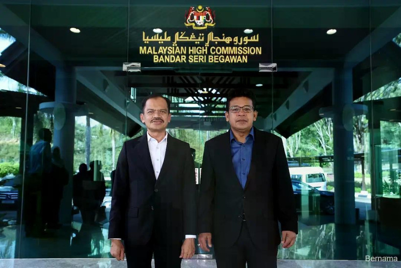 Malaysian High Commissioner to Brunei Datuk Mohd Aini Atan welcoming Communications Ministry Secretary-General Datuk Mohamad Fauzi Md Isa (left) to the High Commission on May 5 (Photo: the Edge)