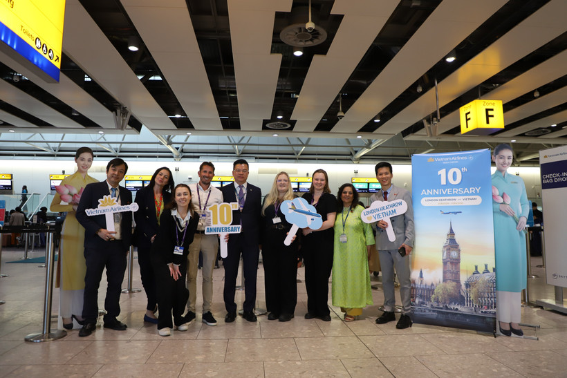 Representatives from the Vietnamese Embassy in the UK, LHR leaders, airline partners, and passengers at the anniversary event (Photo: VNA)