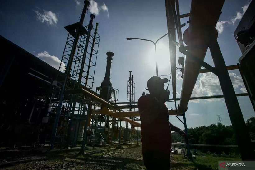 A worker is seen near a machine that processes waste into electricity in Solo, Central Java, on June 28, 2022. (Photo: ANTARA)
