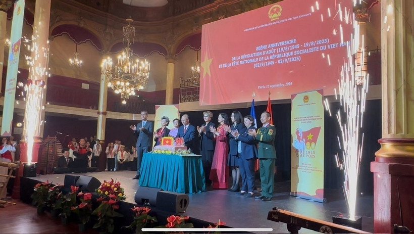 Vietnamese Ambassador to France Dinh Toan Thang and delegates at the ceremony. (Photo: VNA)