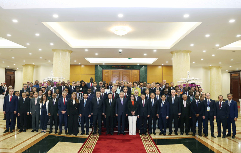 Party General Secretary To Lam and heads of the delegations attending the Hanoi Convention signing ceremony at their meeting on October 25 (Photo: VNA)