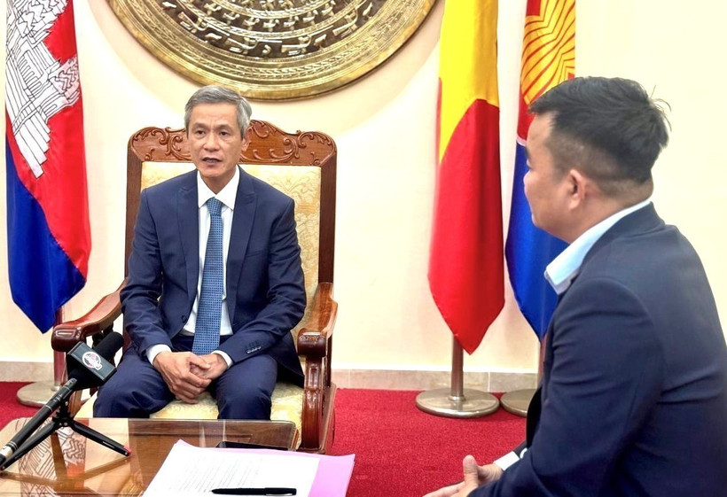 Vietnamese Ambassador to Cambodia Nguyen Minh Vu in an interview granted to the Cambodian News Agency (AKP) (Photo: VNA)