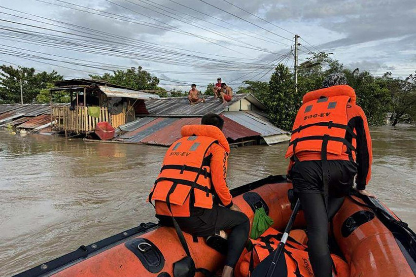 Philippine coast guards rescue residents from their flooded house at the height of Severe Tropical Storm Bualoi, at a village in Ormoc city, Leyte province. (Photo: Jakartapost) 