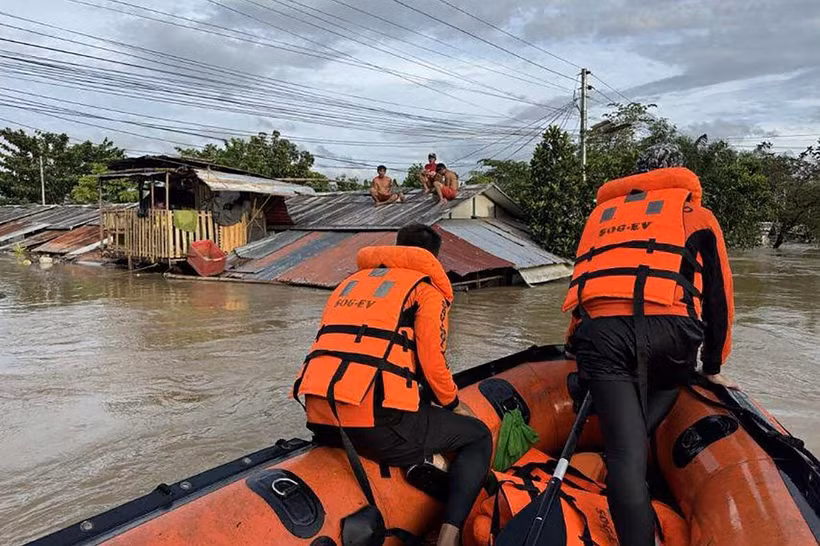 Philippine coast guards rescue residents from their flooded house at the height of Severe Tropical Storm Bualoi, at a village in Ormoc city, Leyte province. (Photo: Jakartapost) 