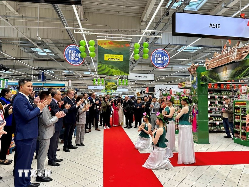The opening ceremony of the Vietnamese Goods Week in France at the Carrefour Collégien hypermarket. (Photo: VNA)