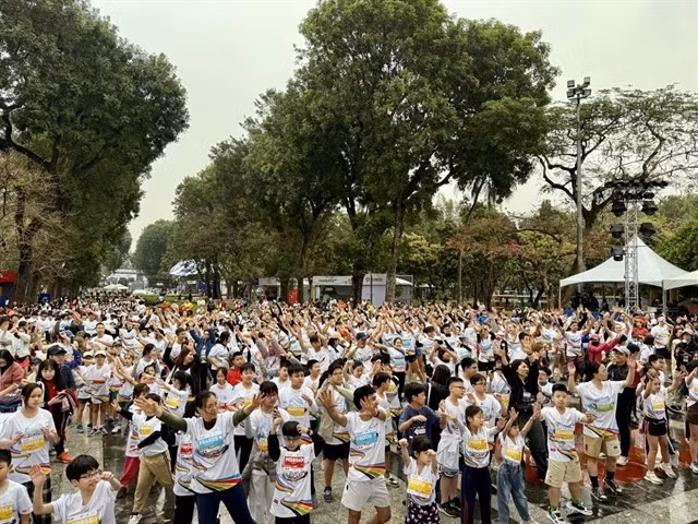 Runners warm-up before taking part in the third Francophonie Run on March 29 in Hanoi. (Photos: courtesy of organisers)