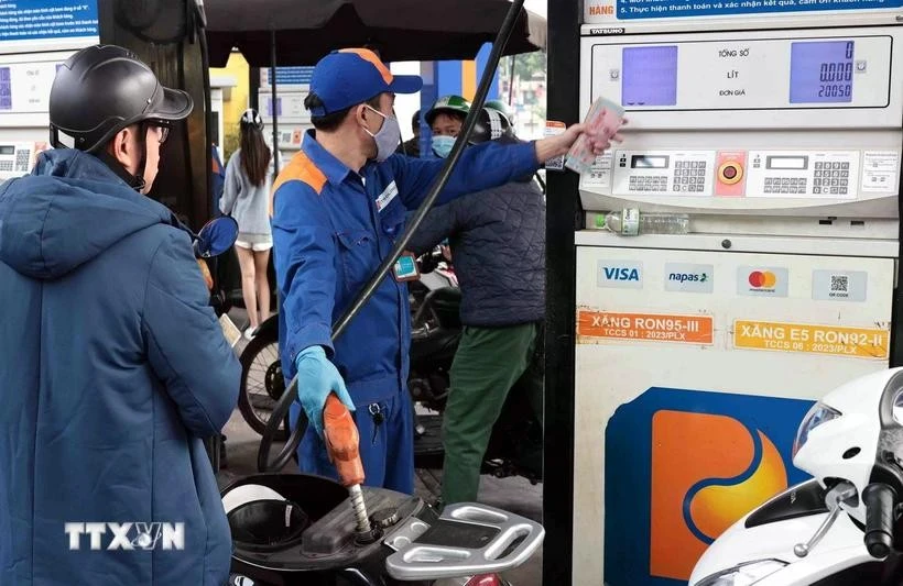 At a gas station in Hanoi (Photo: VNA)