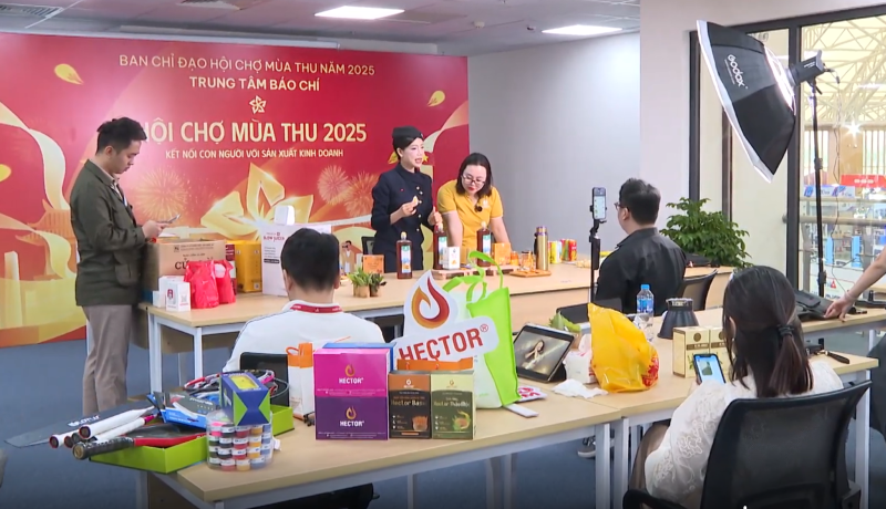 The livestream session at the first Autumn Fair 2025. (Photo: Nhandan)