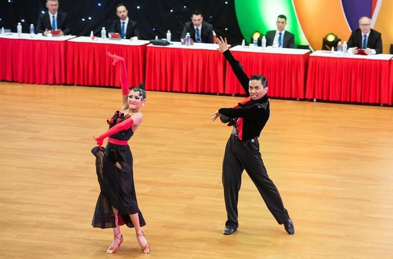 Phan Hien – Thu Huong dance pair at a competition (Photo: Hanoi Moi)