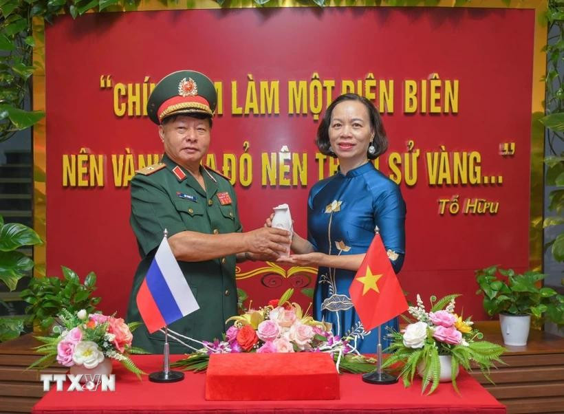 Major General Luu Trong Lu, Chairman of the Dien Bien provincial War Veterans’ Association, presents the soil jar to Vu Thi Tuyet Nga, Director of the Dien Bien Phu Victory Museum. (Photo: VNA)
