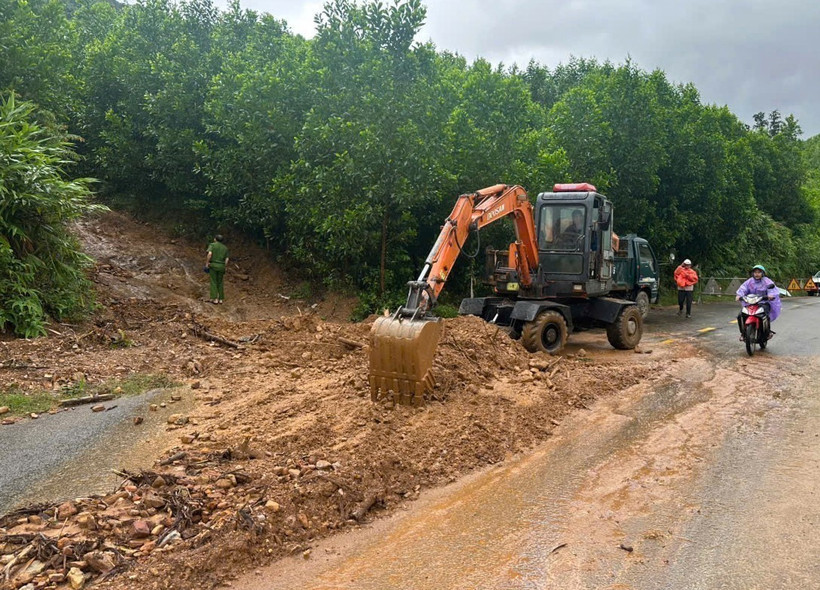 Competent forces clear a landslide site on National Highway 14G in Hoa Vang commune, Da Nang city. (Photo: VNA) 