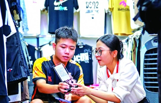 Many banks are now offering automatic profit accounts with attractive features for customers. (Photo thoibaonganhang.vn)