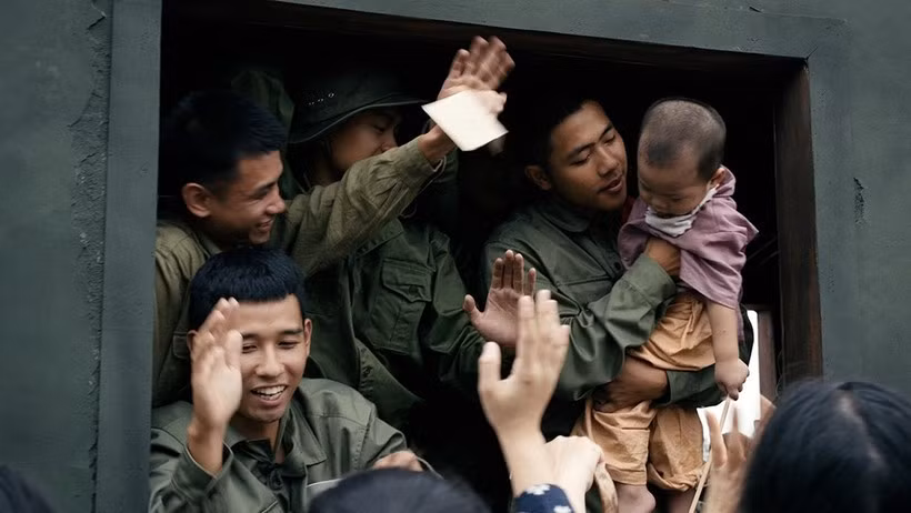 A scene of "Red Rain". The film has surpassed 150 billion VND on its sixth day in cinemas. (Photo: Galaxy Studio)