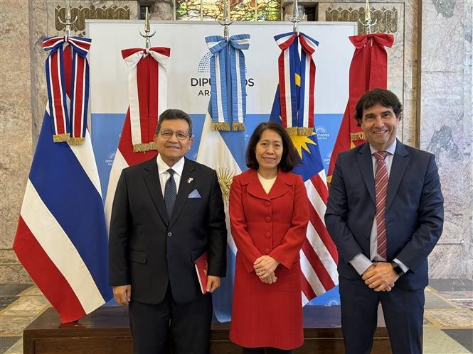 Vietnamese Ambassador Ngo Minh Nguyet (centre), Indonesian Ambassador Sulaiman Syarif, and President of the Mercosur–ASEAN Chamber of Commerce (MACC) Rodolfo Caffaro at the seminar. (Photo: VNA)