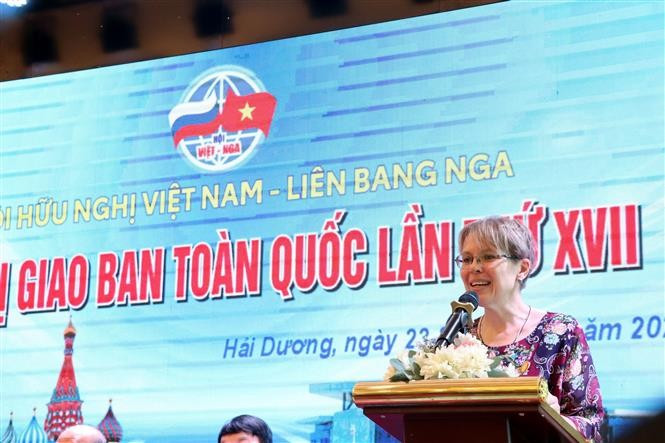 Representing the Russia - Vietnam Friendship Association, Svetlana Evgenevna Galzunova speaks of the deep-rooted bonds between the two countries' people. (Photo: VNA)