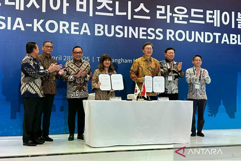 The signing of a MoU on strategic partnerships across various sectors between the Indonesian Employers Association (Apindo) and the Federation of Korean Industries (FKI) in Jakarta on April 28 (Photo: ANTARA)
