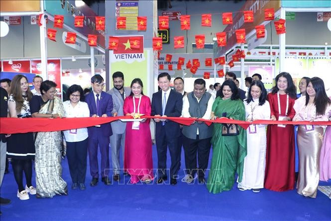 Vietnamese Ambassador to India Nguyen Thanh Hai and delegates at the ribbon-cutting ceremony (Photo: VNA)