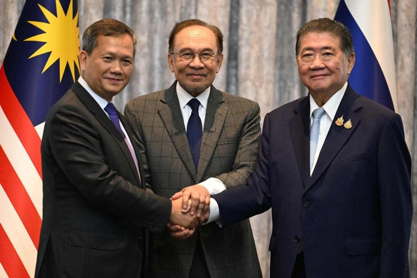 Malaysia's PM Anwar Ibrahim (centre), Cambodia's PM Hun Manet (left) and Thailand's acting PM Phumtham Wechayachai shake hands following a press conference in Malaysia on July 28. (Photo: AFP)