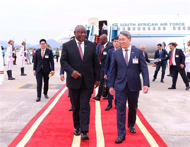 South African President Matamela Cyril Ramaphosa (left) arrives in Hanoi on the afternoon of October 23 (Photo: VNA)