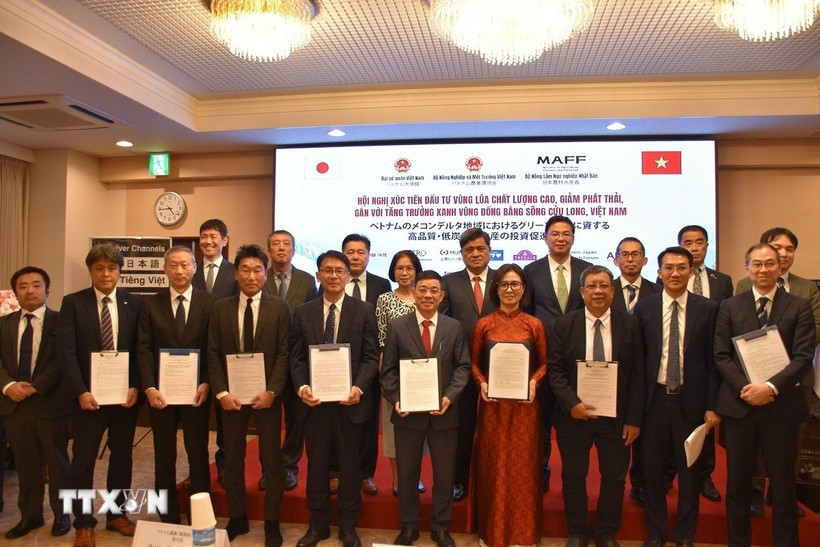 Numerous MoUs and cooperation agreements are signed during the conference. (Photo: VNA)