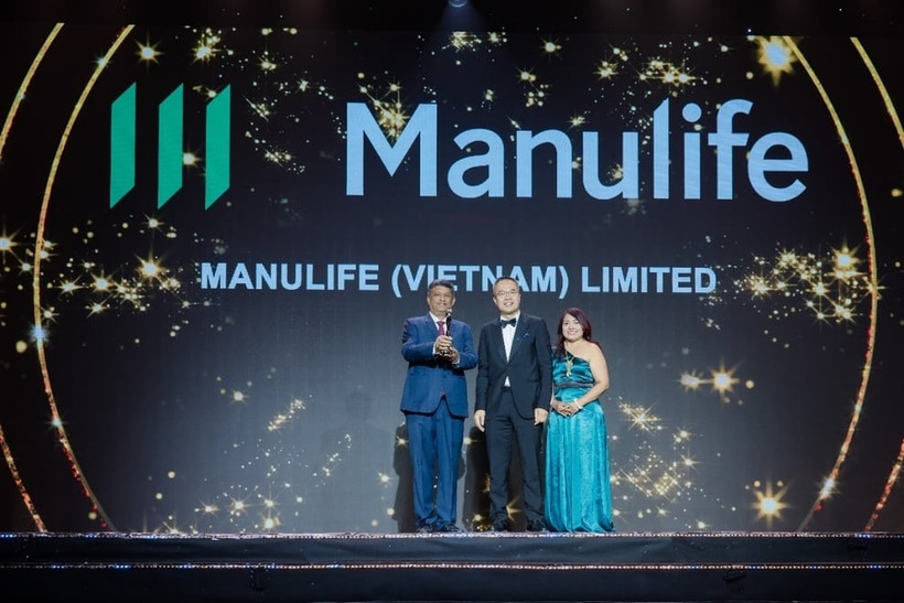 A representative of Manulife Vietnam receives the award from the organisers (Photo: Organising Committee)