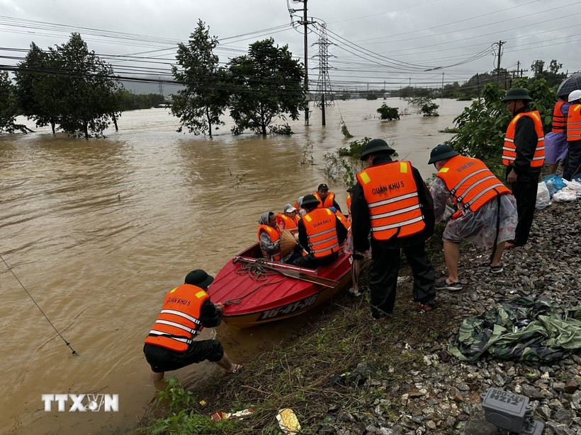 A boat evacuates residents from flooded areas in Da Nang to safer locations. (Photo: VNA)