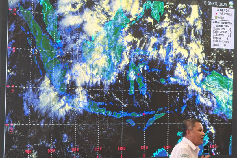 Deputy for Meteorology at the Meteorology, Climatology, and Geophysics Agency, Guswanto, outlines a weather analysis scheme for handling forest and land fires in six priority provinces during a coordination meeting led by Minister of Forestry, Raja Juli Antoni, at the Indonesia Multi-Hazard Early Warning System Building, BMKG Headquarters, Jakarta, on August 12. (Photo: ANTARA)