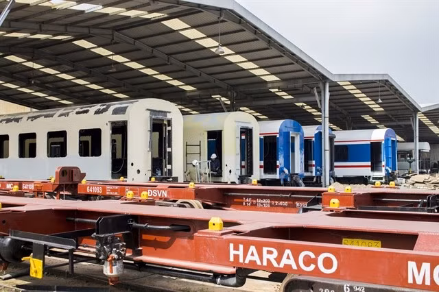 Vietnam’s railway industry currently only handles repairs and replacement of old systems, has yet to produce electric locomotives, and has no export products. (Photo courtesy of baochinhphu.vn)