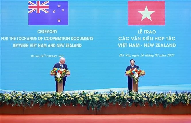 Prime Minister Pham Minh Chinh and New Zealand Prime Minister Christopher Luxon at the joint press conference announcing the outcomes of their official talks and the exchange of cooperation documents between the two countries on February 26. (Photo: VNA)