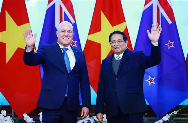 PM Pham Minh Chinh and New Zealand PM Christopher Luxon pose for a photo before their talks. (Photo: VNA)