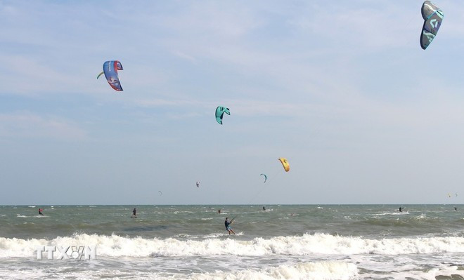 Mui Ne is steadily transforming itself from a well-known resort destination into one of Vietnam and the region’s top spots for sea sports tourism. (Photo: VNA)