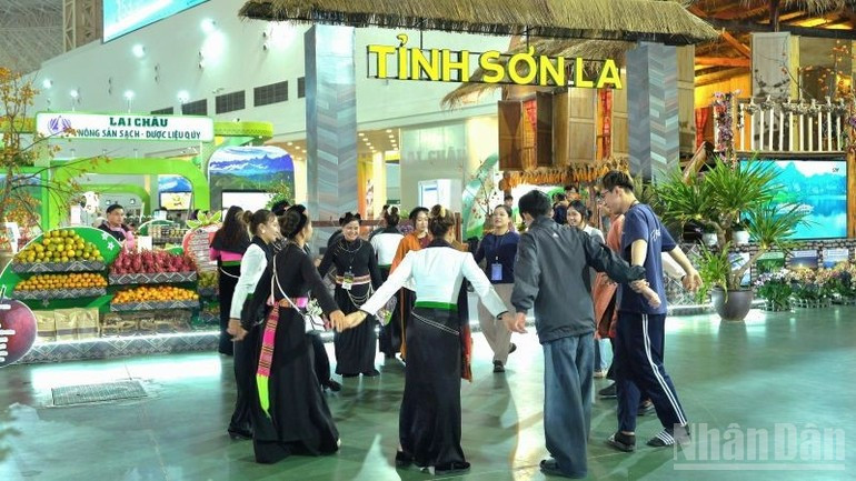 The Son La area attracts visitors eager to experience its culture. (Photo: VNA)